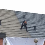 Vår tekniker utför den första strykningen på det tvättade taket. 