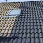 Här ser man på nära håll skillnaden mellan ett tvättat tak och ett tak målat första strykningen.